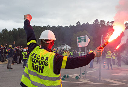 Un trabajador sostiene una bengala durante una nueva manifestación convocada por el Comité de Alcoa en la que cortan el tráfico en la carretera N-642 y el acceso al corredor C.G.2.3 a la altura de Lago, en Xove, Lugo | Carlos Castro / Europa Press