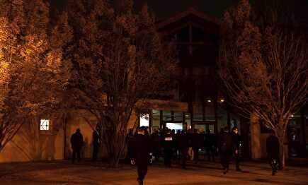 El presidente de Francia, Emmanuel Macron, visitó la escuela donde enseñaba el profesor asesinado. | EFE