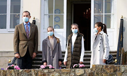 Los reyes y sus hijas visitan Somao, pueblo ejemplar 2020