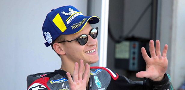 Fabio Quartararo sonríe tras lograr la pole en el circuito de MotorLand. | EFE