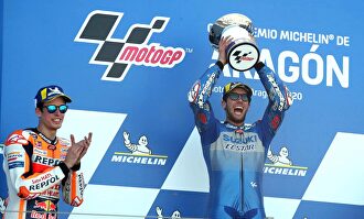 Alex Rins, con el trofeo que le acredita como ganador del GP de Aragón de MotoGP, junto a Alex Márquez. | EFE