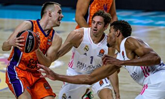 Fabien Causeur (c), durante el reciente partido de la Euroliga contra el Valencia Basket. | EFE