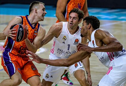 Fabien Causeur (c), durante el reciente partido de la Euroliga contra el Valencia Basket. | EFE
