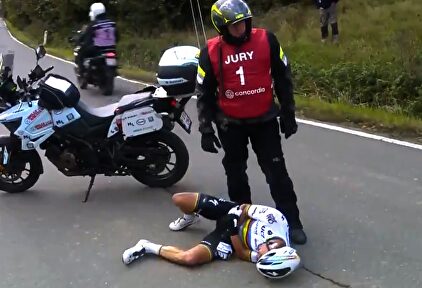 Caída de Julien Alaphilippe en el Tour de Flandes. | Imagen TV