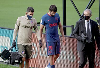 Diego Costa se retira del terreno de juego tras lesionarse contra el Celta en Balaídos. | EFE