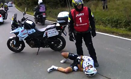 Caída de Julien Alaphilippe en el Tour de Flandes. | Imagen TV