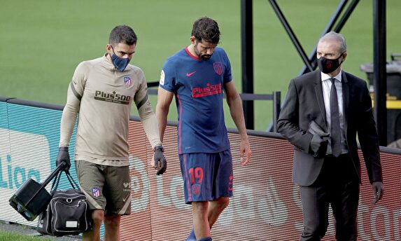 Diego Costa se retira del terreno de juego tras lesionarse contra el Celta en Balaídos. | EFE