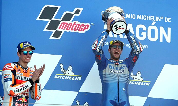Alex Rins, con el trofeo que le acredita como ganador del GP de Aragón de MotoGP, junto a Alex Márquez. | EFE