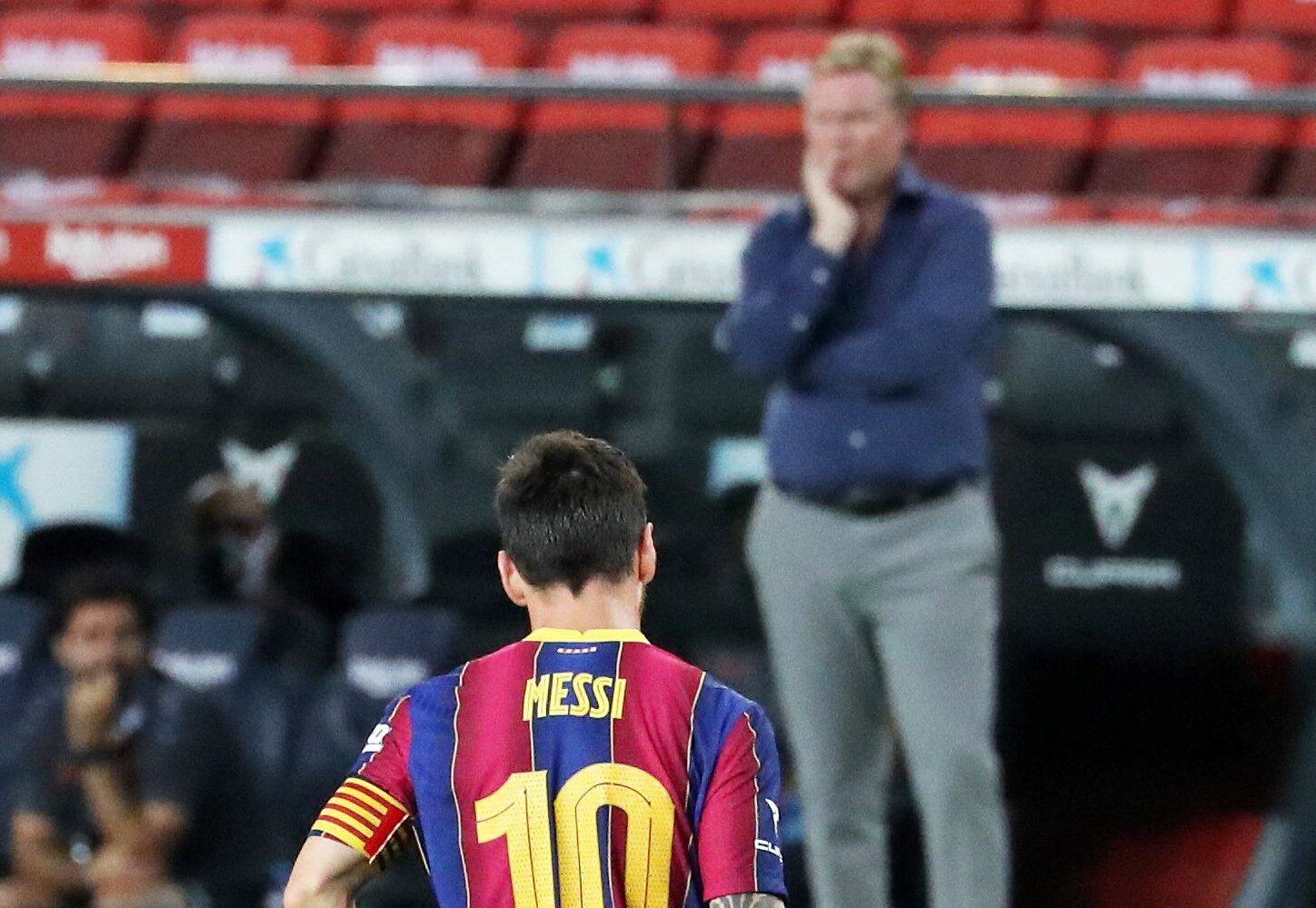 Трансферы команд. Koeman and Messi. Куман и Месси. Тренер Барселоны 2005. Месси объясняет как играть а Куман стоит в стороне.