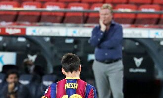Leo Messi, en un partido del Barcelona con Ronald Koeman al fondo. | Cordon Press