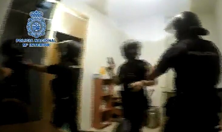 Agentes de la Policía Nacional accediendo a una de las naves. | Imagen de vídeo