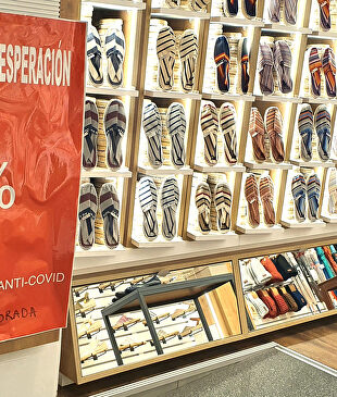 'Liquidación por desesperación' reza un cartel de un comercio en Madrid | C.Jordá