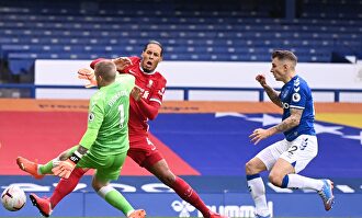 Momento de la escalofriante entrada de Pickford a Van Dijk en el derbi de Goodison Park. | EFE