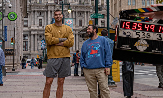 Juancho Hernagómez con Adam Sandler.  | Netflix