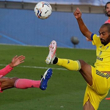 Fali disputa un balón con Varane durante el Real Madrid-Cádiz. | EFE