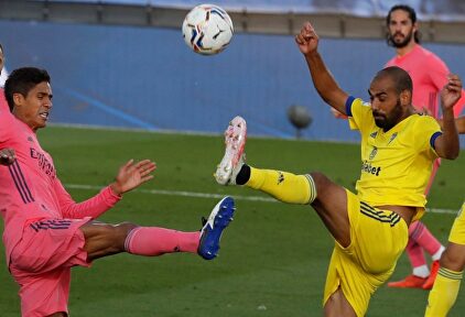 Fali disputa un balón con Varane durante el Real Madrid-Cádiz. | EFE