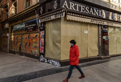 Una ciudadana camina por la calle Preciados de Madrid, ante comercios cerrados. | C.Jordá
