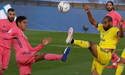 Fali disputa un balón con Varane durante el Real Madrid-Cádiz. | EFE