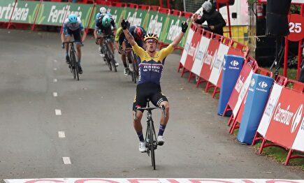 Primoz Roglic celebra su victoria en la meta de Arrate. | EFE