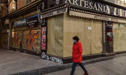 Una ciudadana camina por la calle Preciados de Madrid, ante comercios cerrados. | C.Jordá