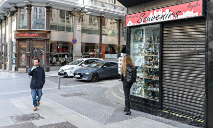 En Madrid, prácticamente todos los comercios específicamente destinados a los turistas están cerrados. ¿Abrirán después del estado de alarma? | C.Jordá