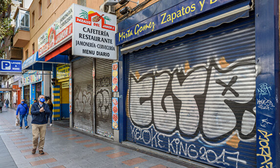 Comercios cerrados en la calle Bravo Murillo de Madrid  | C.Jordá