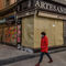 La calle Preciados, una de las de mayor valor comercial de España tiene bastantes tiendas cerradas, un síntoma de lo que le está ocurriendo a una economía en que turismo y hostelería representan más de uno de cada cuatro euros que se generan.