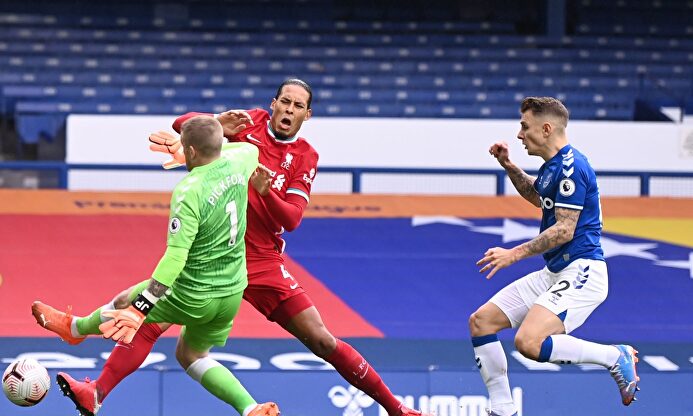 Así lesionó Pickford a Van Dijk. | EFE