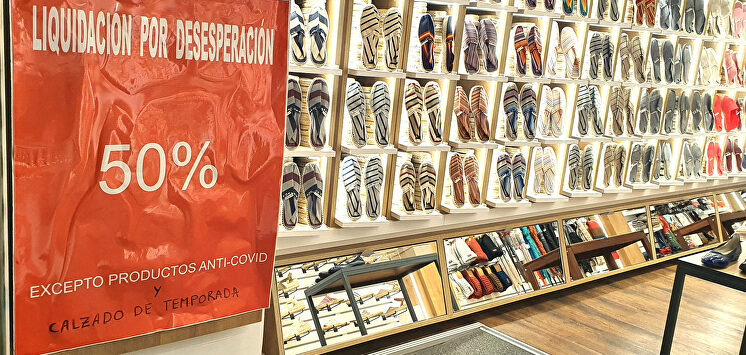 "Liquidación por desesperación": las imágenes del drama de los comercios del Madrid en estado de alarma