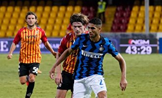 Achraf Hakimi, en un partido de la Serie A con el Inter ante el Benevento. | EFE