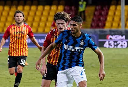 Achraf Hakimi, en un partido de la Serie A con el Inter ante el Benevento. | EFE