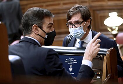 El presidente del Gobierno, Pedro Sánchez (izquierda), y el ministro de Sanidad, Salvador Illa. | EFE
