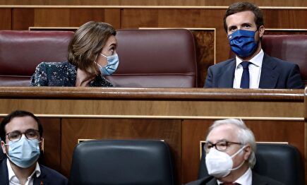 Casado y Gamarra en el Congreso. Delante, los ministros Garzón y Castells. | EFE