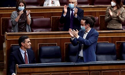 El presidente del Gobierno, Pedro Sánchez, es aplaudido por el vicepresidente segundo, Pablo Iglesias (d) y sus compañeros de partido tras su intervención en la moción de censura de VOX al gobierno de coalición, en el Congreso de los Diputados este miércoles. | EFE