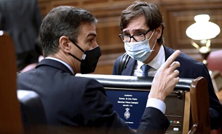 El presidente del Gobierno, Pedro Sánchez (izquierda), y el ministro de Sanidad, Salvador Illa. | EFE