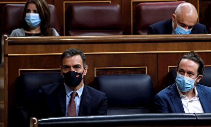 El presidente del Gobierno, Pedro Sánchez (i) junto al vicepresidense segundo, Pablo Iglesias, durante el debate de la moción de censura presentada por Vox contra el gobierno de coalición, este miércoles en el Congreso de los Diputados. | EFE