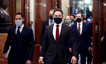 El líder de Vox, Santiago Abascal (i) y el diputado de dicha formación, Ignacio Garriga (i) | EFE