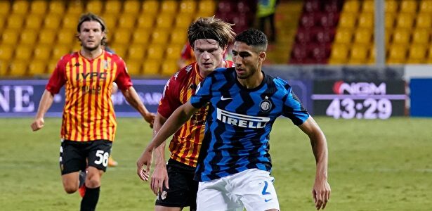 Achraf Hakimi, en un partido de la Serie A con el Inter ante el Benevento. | EFE