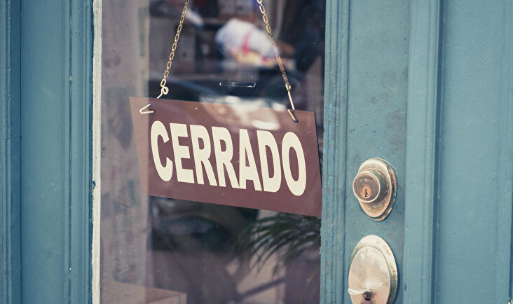 Comericio cerrado | Alamy