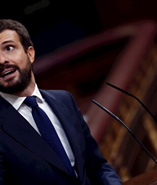 El líder del PP, Pablo Casado, durante su intervención en la segunda sesión del debate de moción de censura presentada por Vox, este jueves en el Congreso. | EFE