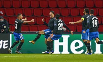 Los jugadores del Granada celebran el gol de Jorge Molina (2i) que hacía subir el 1-1 provisional al marcador. | Cordon Press
