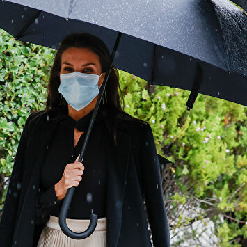 La reina Letizia estrena look por primera vez desde verano en los Premios Nacionales de la Moda