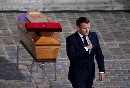 Macron, en el homenaje a Samuel Paty, el profesor asesinado por un islamista. | EFE