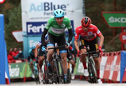 Dan Martin (i) se impone a Primoz Roglic (d) en la meta de Laguna Negra. | EFE