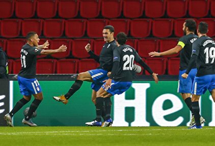 Los jugadores del Granada celebran el gol de Jorge Molina (2i) que hacía subir el 1-1 provisional al marcador. | Cordon Press