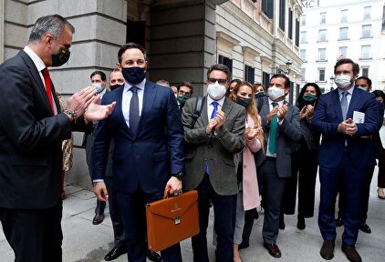 Santiago Abascal, aplaudido fuera del Congreso tras el fracaso de la moción de censura de Vox contra Pedro Sánchez | EFE
