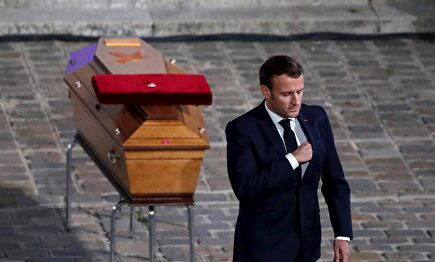 Macron, en el homenaje a Samuel Paty, el profesor asesinado por un islamista. | EFE