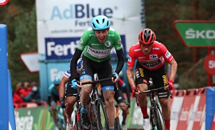 Dan Martin (i) se impone a Primoz Roglic (d) en la meta de Laguna Negra. | EFE