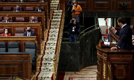 Santiago Abascal responde desde la tribuna a Pablo Casado | EFE