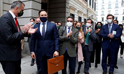 Santiago Abascal, aplaudido fuera del Congreso tras el fracaso de la moción de censura de Vox contra Pedro Sánchez | EFE